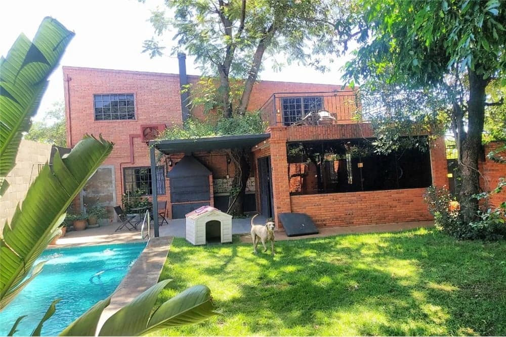 EN VENTA EN LOMA MERLO, MODERNA CASA 