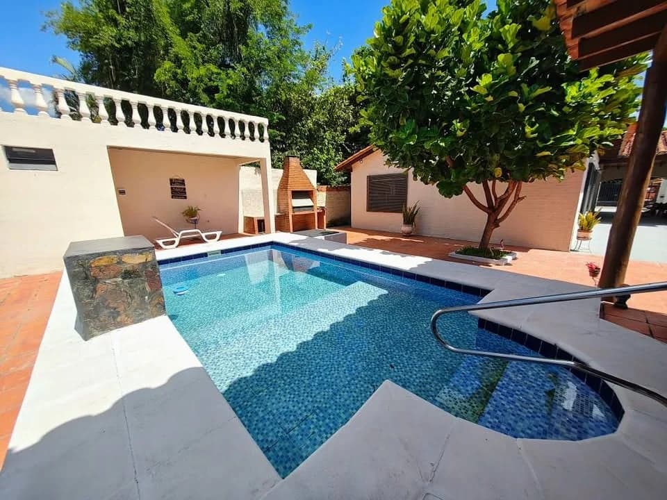 CASA EN VENTA EN MARIANO ROQUE ALONSO CON PISCINA 4 DORMITORIOS QUINCHO BAÑO 