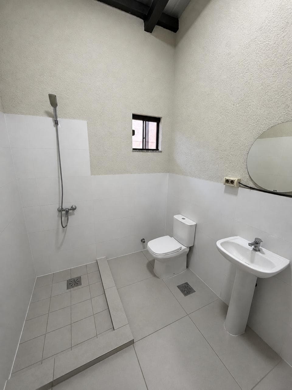 VENDO CASA Y DEPÓSITO EN BARRIO PUERTO PABLA, LAMBARÉ.