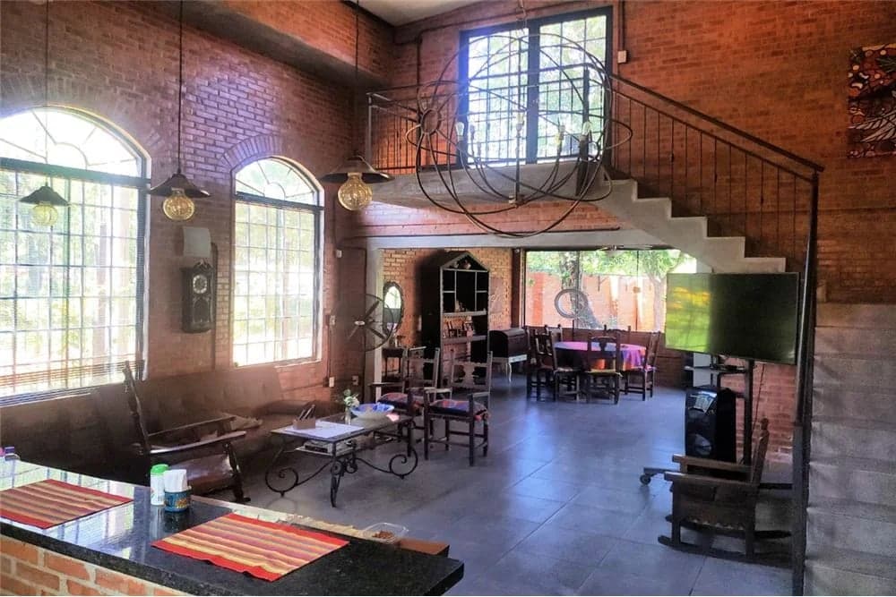 EN VENTA EN LOMA MERLO, MODERNA CASA 