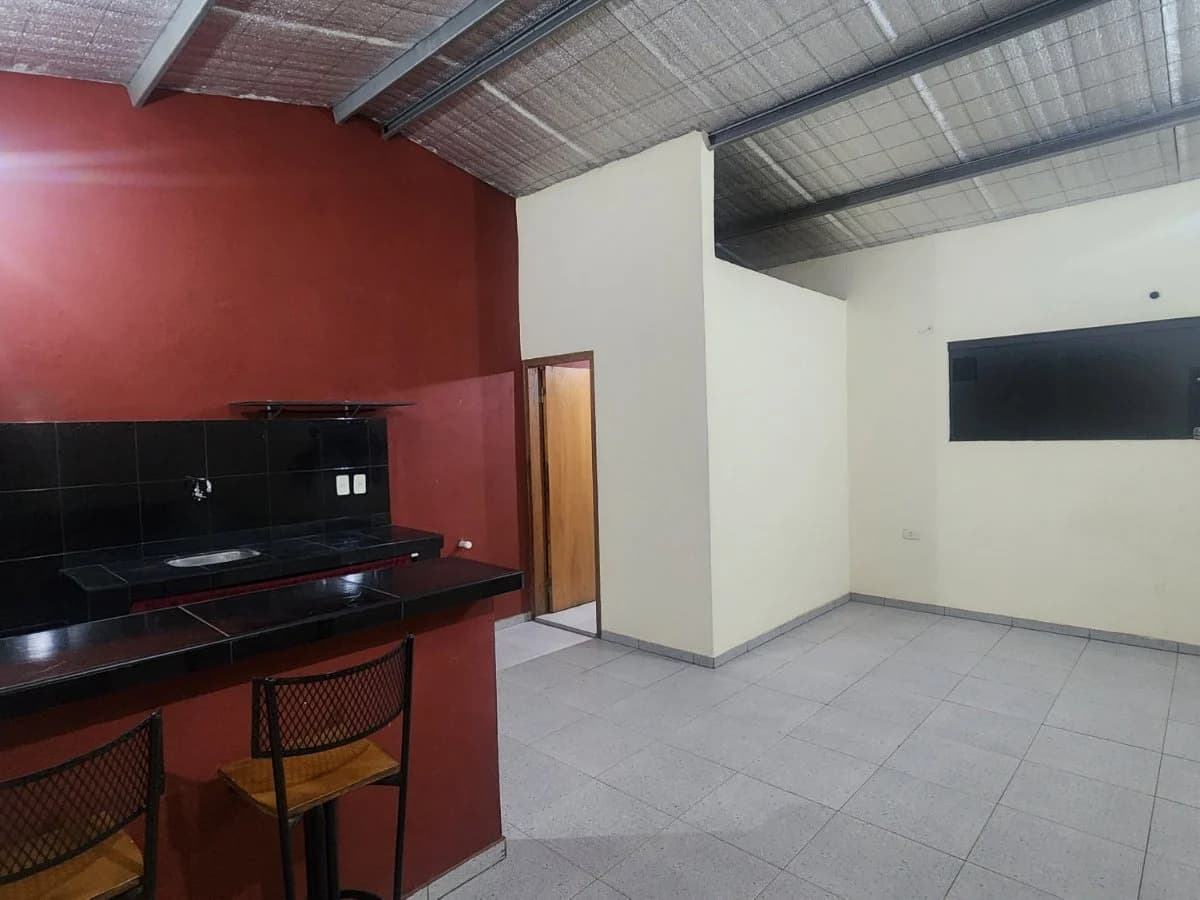 ALQUILO MONOAMBIENTE EN LIMPIO 