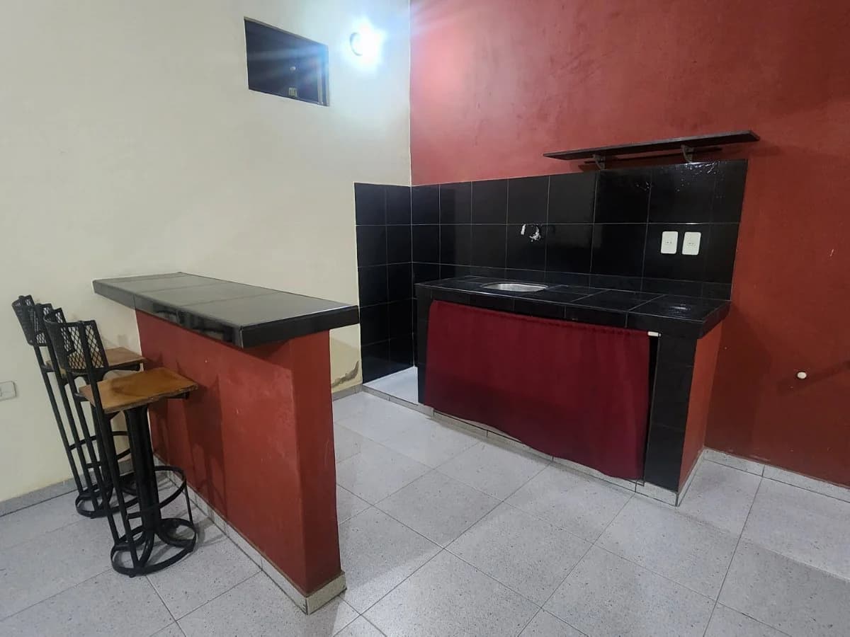 ALQUILO MONOAMBIENTE EN LIMPIO 