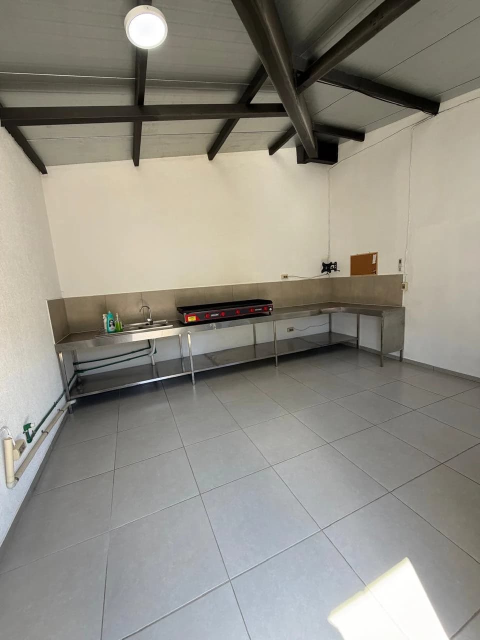 VENDO CASA Y DEPÓSITO EN BARRIO PUERTO PABLA, LAMBARÉ.