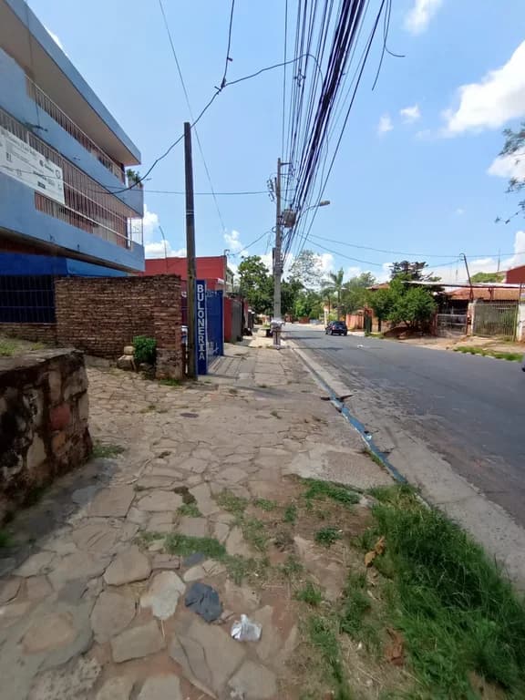 CASA EN EL CENTRO DE LAMBARÉ!