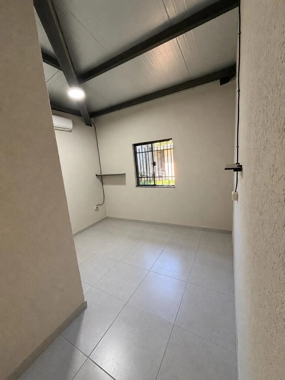 VENDO CASA Y DEPÓSITO EN BARRIO PUERTO PABLA, LAMBARÉ.
