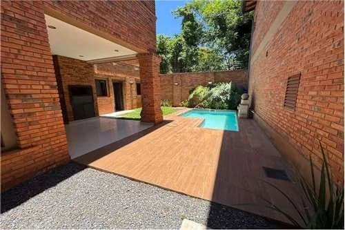 Hermosa residencia en barrio cerrado