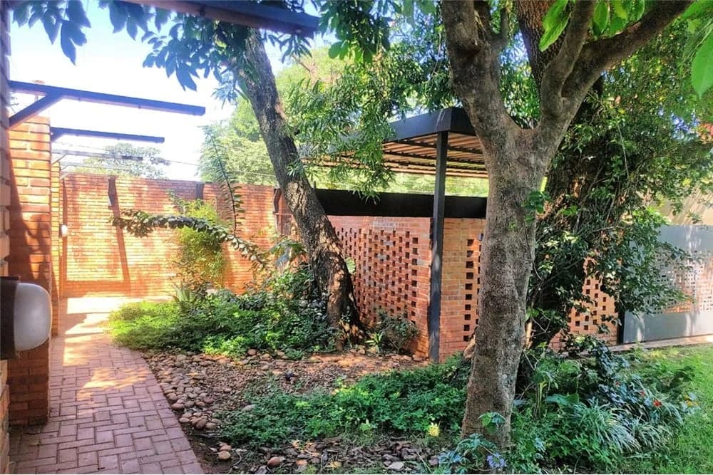 EN VENTA EN LOMA MERLO, MODERNA CASA 