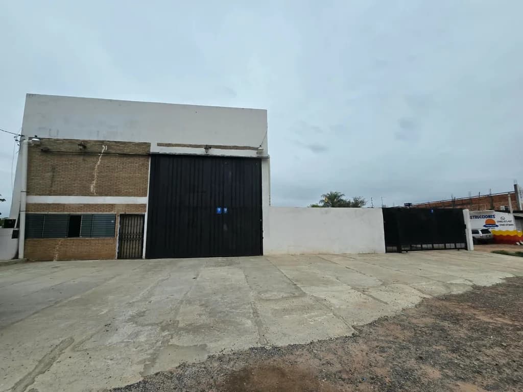 VENDO TRES TERRENOS CON  2 Tinglados Independientes sobre RUTA ACCESO SUR -YPANÉ