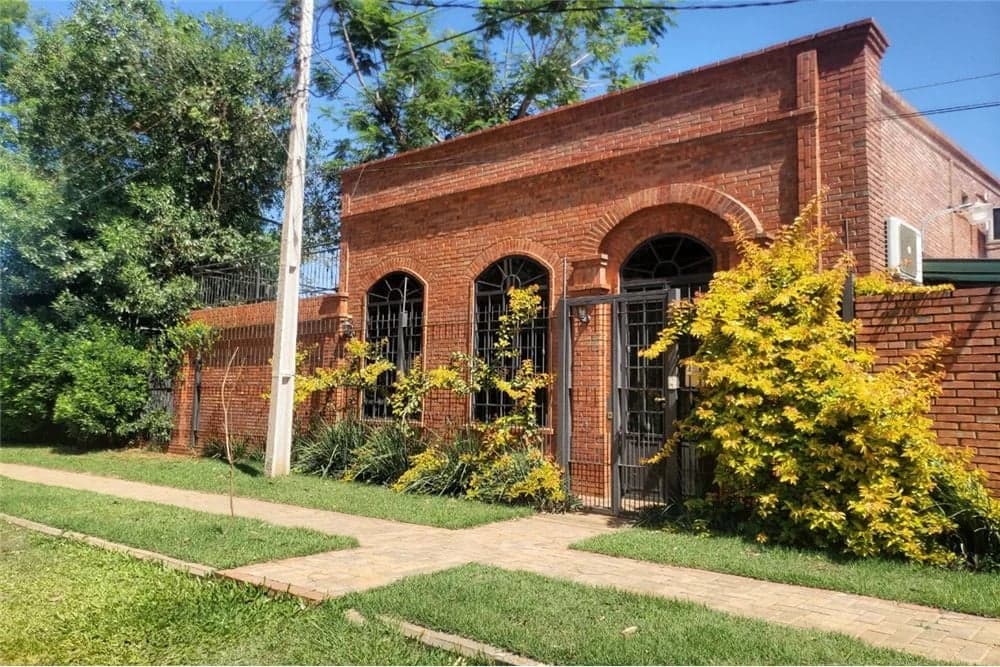 EN VENTA EN LOMA MERLO, MODERNA CASA 