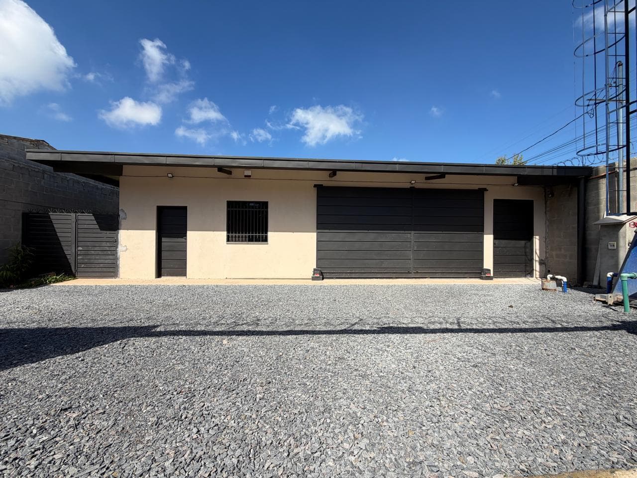 VENDO CASA Y DEPÓSITO EN BARRIO PUERTO PABLA, LAMBARÉ.