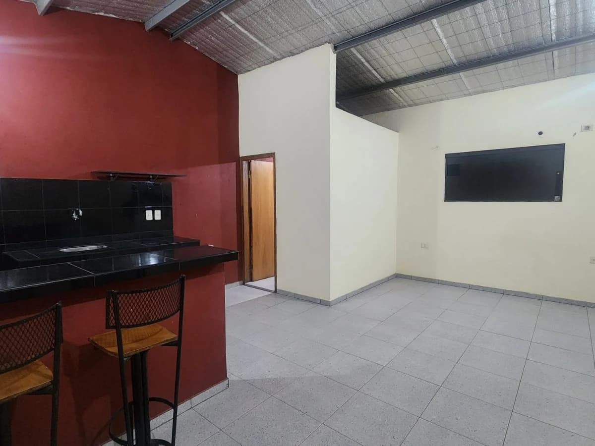 ALQUILO MONOAMBIENTE EN LIMPIO 