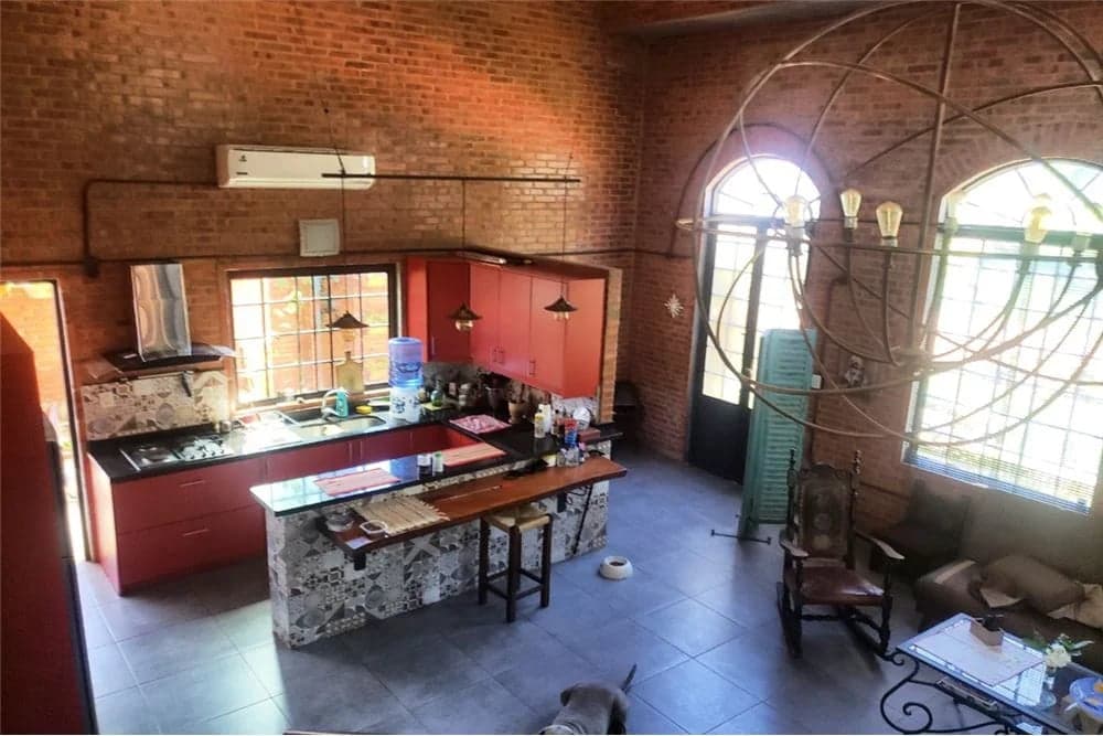 EN VENTA EN LOMA MERLO, MODERNA CASA 