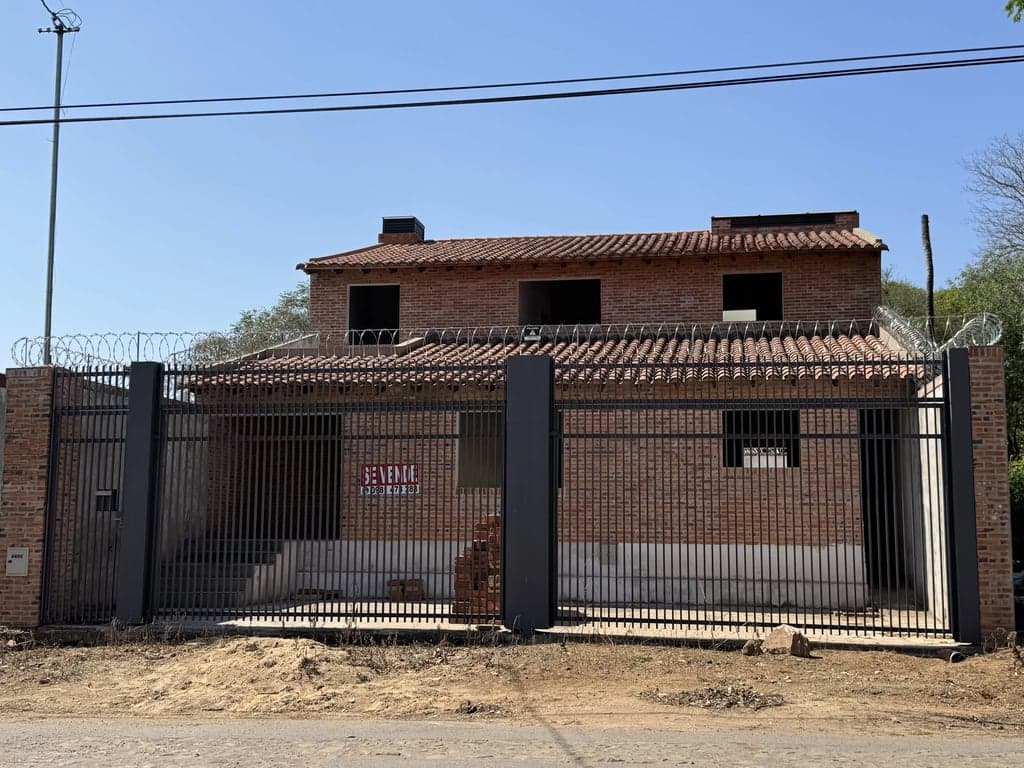 Casa semi terminada en Mariano Roque Alonso 