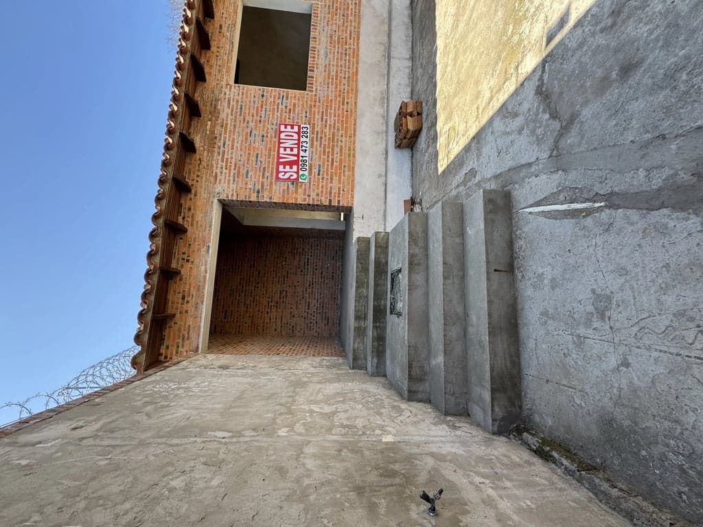 Casa semi terminada en Mariano Roque Alonso 