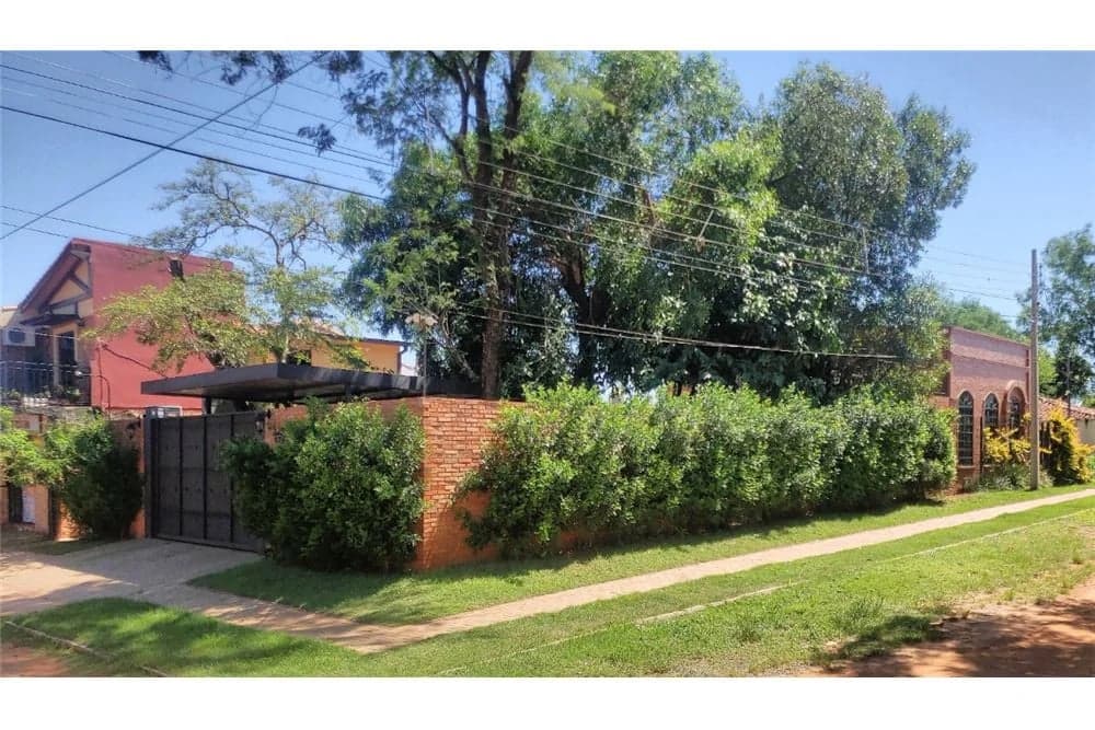 EN VENTA EN LOMA MERLO, MODERNA CASA 