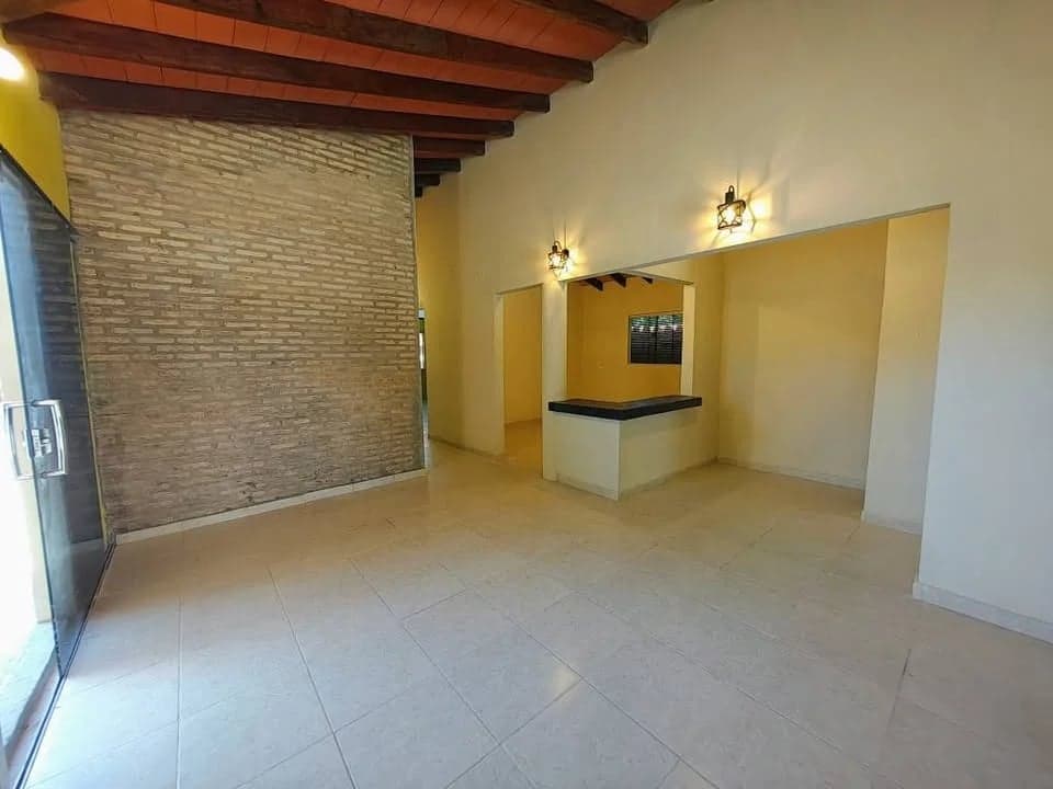 CASA EN VENTA EN MARIANO ROQUE ALONSO CON PISCINA 4 DORMITORIOS QUINCHO BAÑO 