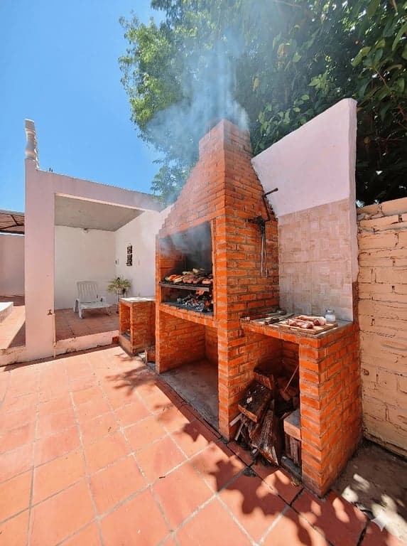 CASA EN VENTA EN MARIANO ROQUE ALONSO CON PISCINA 4 DORMITORIOS QUINCHO BAÑO 