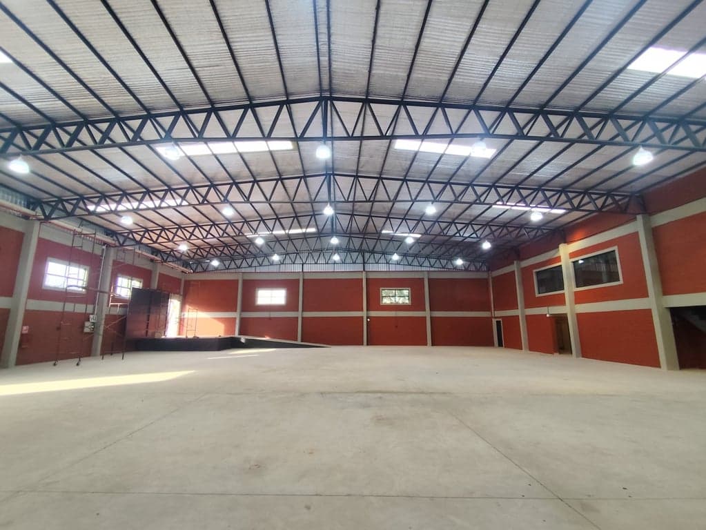 Alquilo depósito de 1.290 m2 construidos, se encuentra en inmediaciones del Aeropuerto con acceso a la ruta