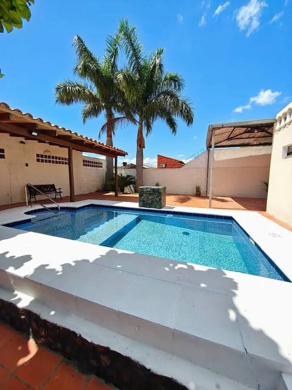 CASA EN VENTA EN MARIANO ROQUE ALONSO CON PISCINA 4 DORMITORIOS QUINCHO BAÑO 