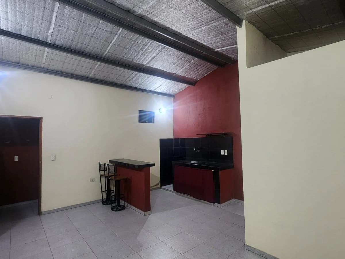 ALQUILO MONOAMBIENTE EN LIMPIO 