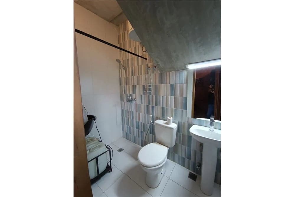 EN VENTA EN LOMA MERLO, MODERNA CASA 