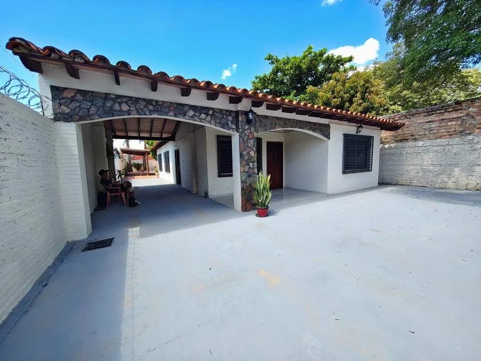 CASA EN VENTA EN MARIANO ROQUE ALONSO CON PISCINA 4 DORMITORIOS QUINCHO BAÑO 