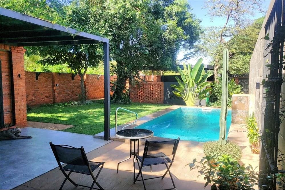 EN VENTA EN LOMA MERLO, MODERNA CASA 