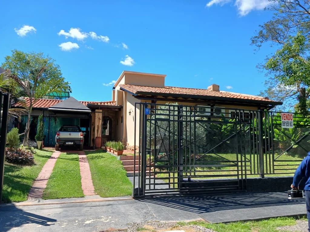 CASA EN VENTA en SAN BERNARDINO, CORDILLERA con Jardin y Piscina