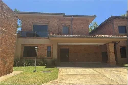 Hermosa residencia en barrio cerrado