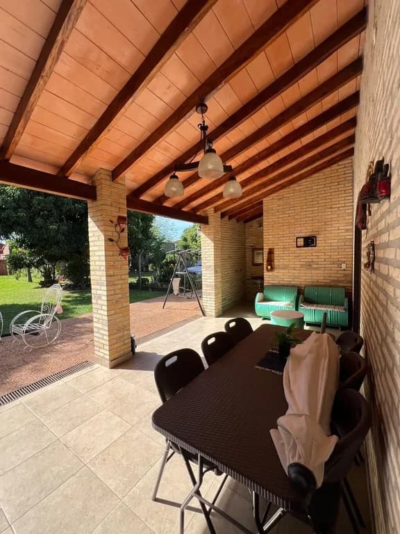 VENDO casa a terminar. A 1 cuadra del HOSPITAL REGIONAL DE PARAGUARÍ. Ubicación unica y amplio patio