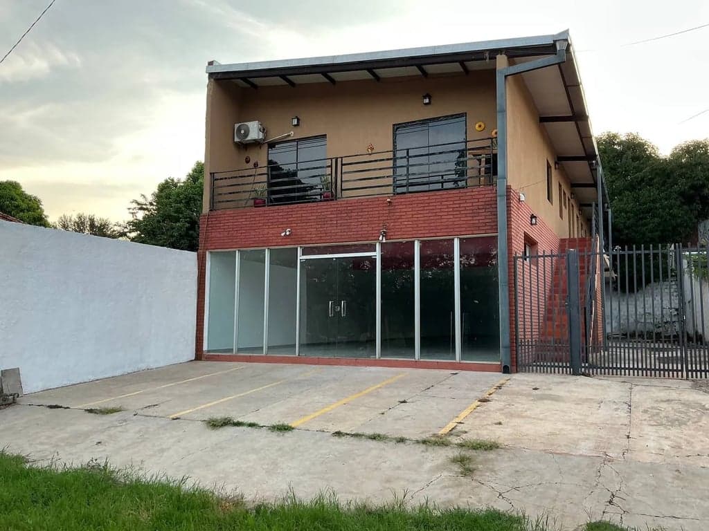 Amplio salon en Aregua
